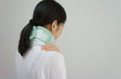むち打ち　女性